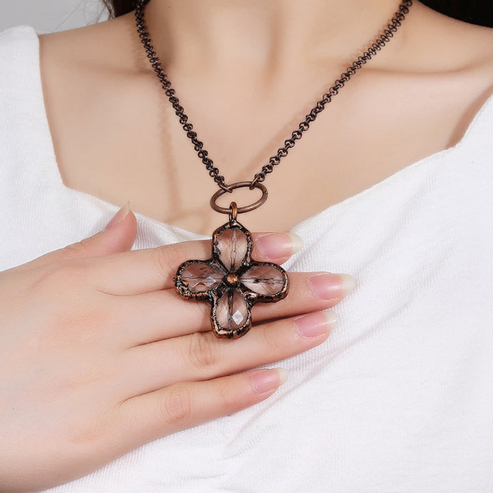 Collier avec pendentif en cristal transparent naturel en forme de trèfle Olivenorma