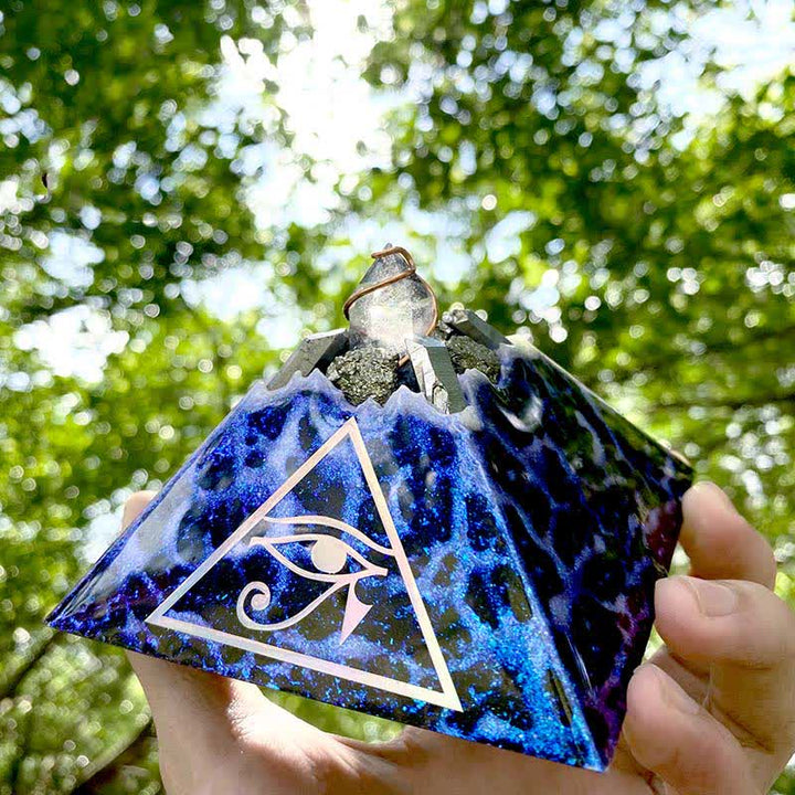 Pyramide d'orgone de flèche d'énergie de cristal d'Olivenorma Œil d'Horus