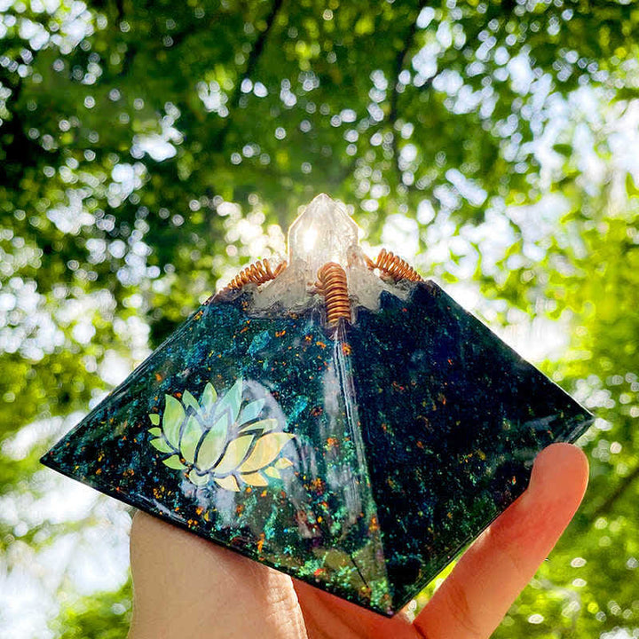 Pyramide d'orgone en forme de flèche énergétique en cristal de lotus Olivenorma de 9 cm