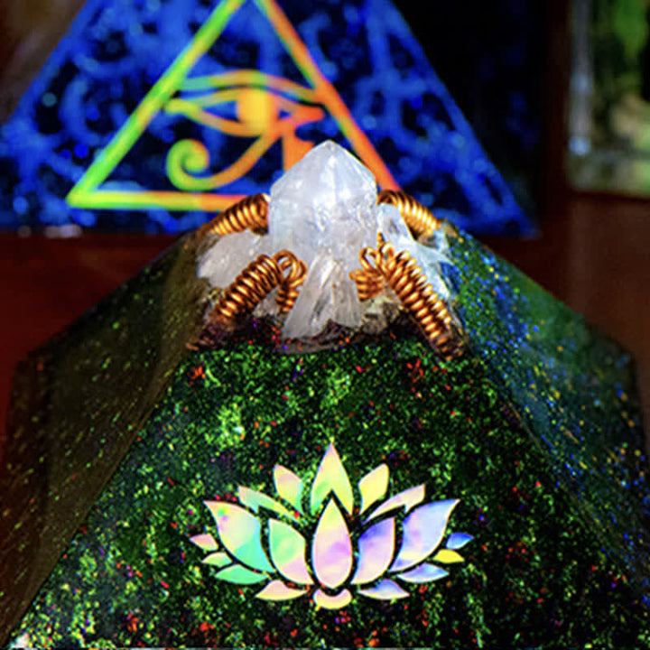 Pyramide d'orgone en forme de flèche énergétique en cristal de lotus Olivenorma de 9 cm