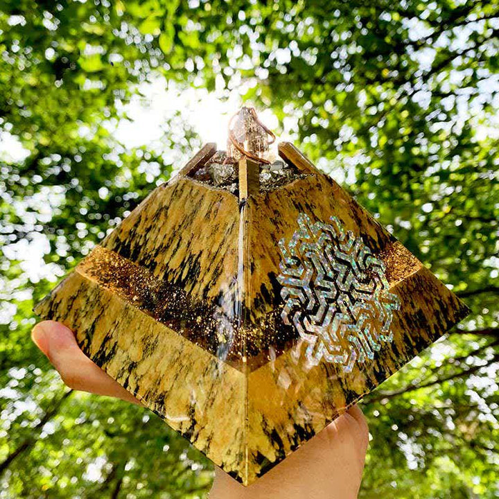 Pyramide d'orgone dorée à flèche énergétique en cristal Olivenorma de 14 cm