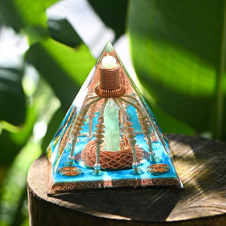 Pyramide énergétique orgone en fil de cuivre et aventurine verte Olivenorma
