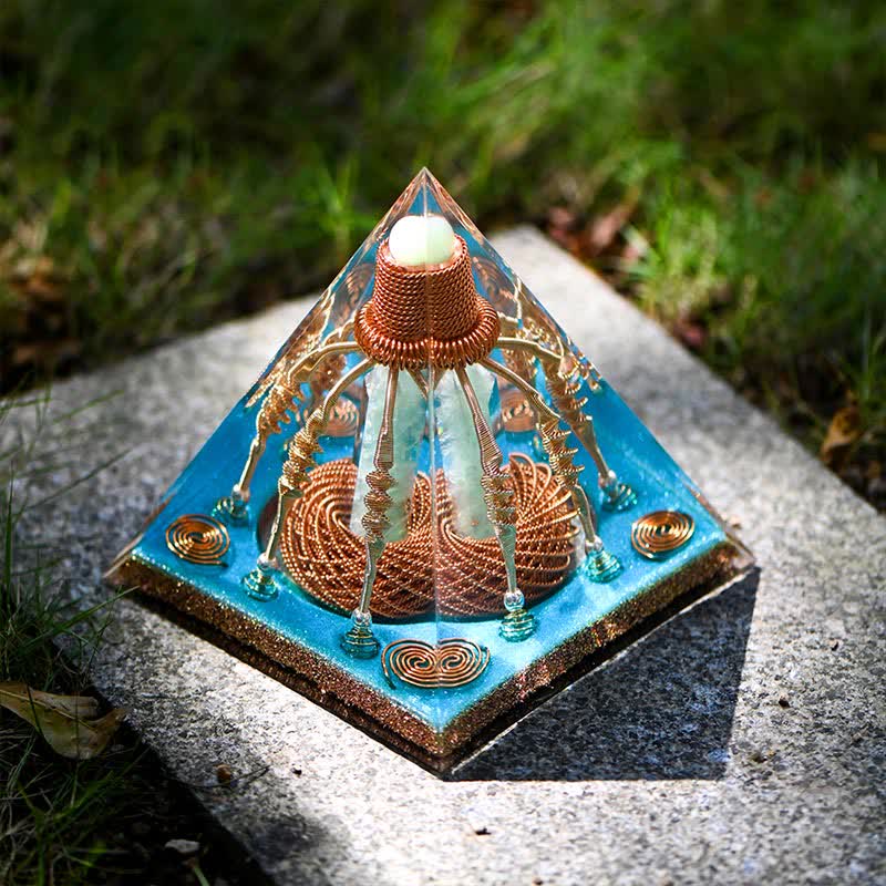 Pyramide énergétique orgone en fil de cuivre et aventurine verte Olivenorma