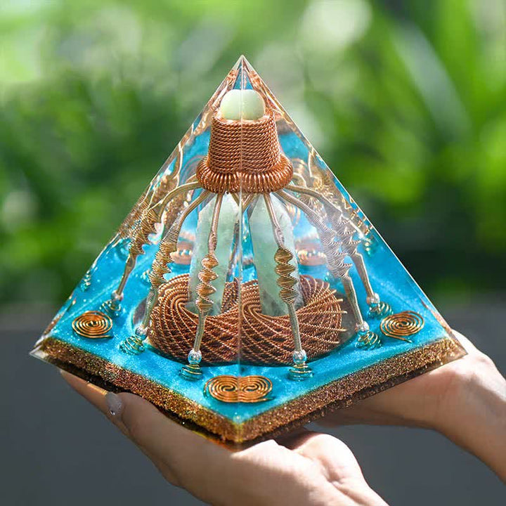 Pyramide énergétique orgone en fil de cuivre et aventurine verte Olivenorma