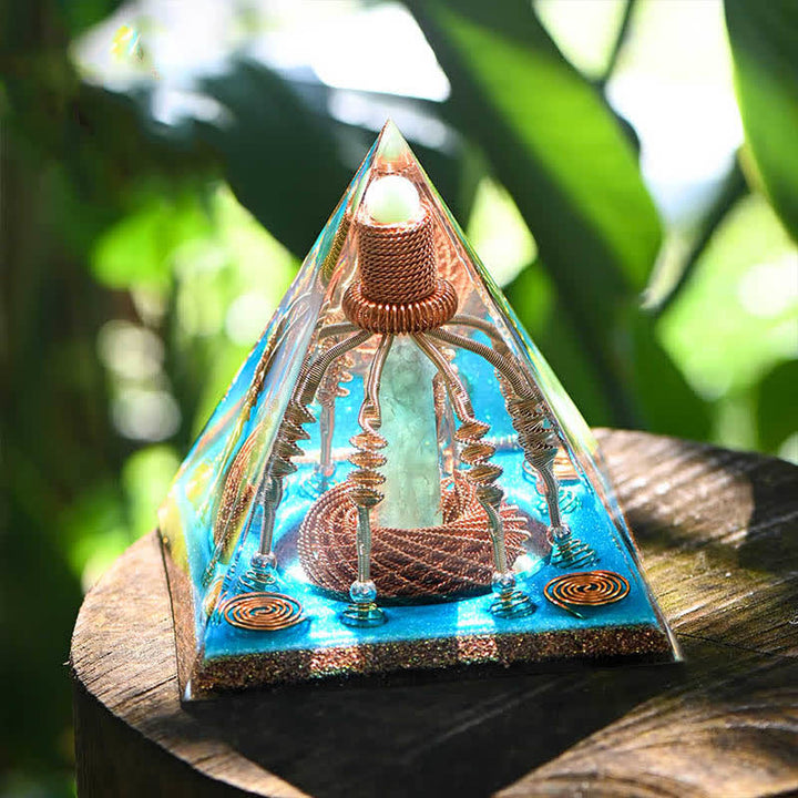 Pyramide énergétique orgone en fil de cuivre et aventurine verte Olivenorma