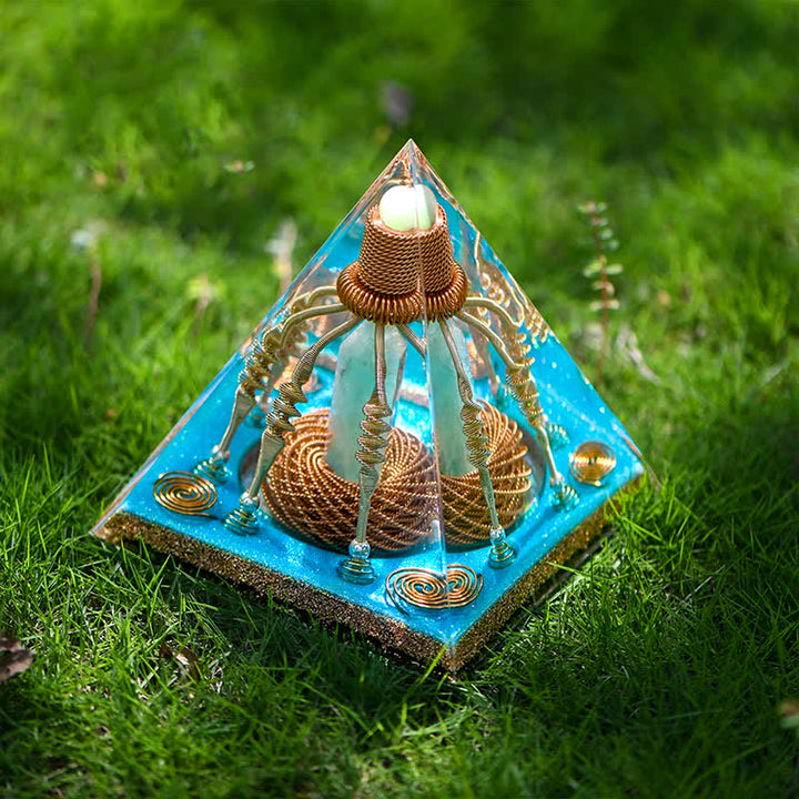 Pyramide énergétique orgone en fil de cuivre et aventurine verte Olivenorma