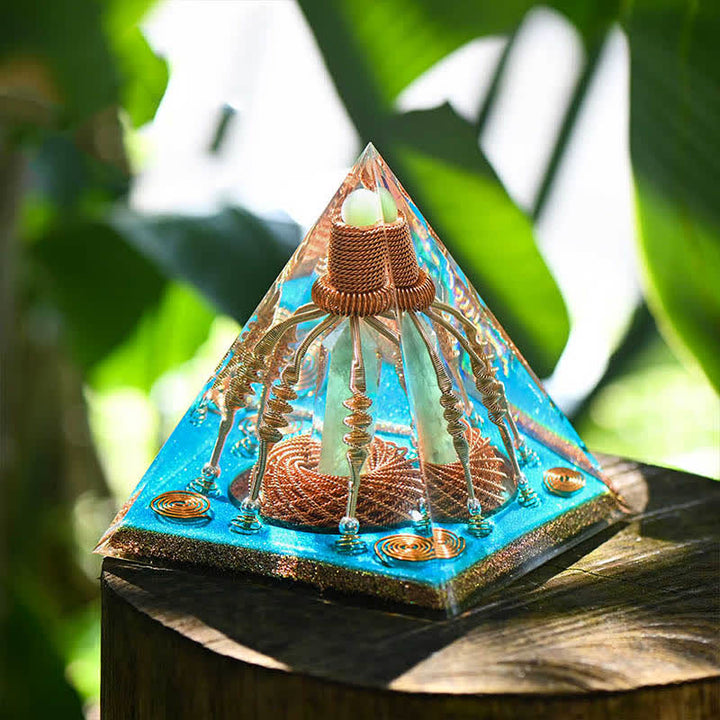 Pyramide énergétique orgone en fil de cuivre et aventurine verte Olivenorma