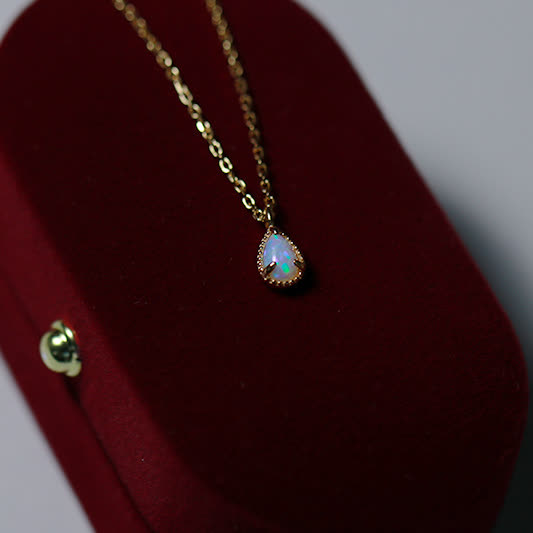 Collier avec pendentif en forme de goutte d'eau en opale naturelle Olivenorma