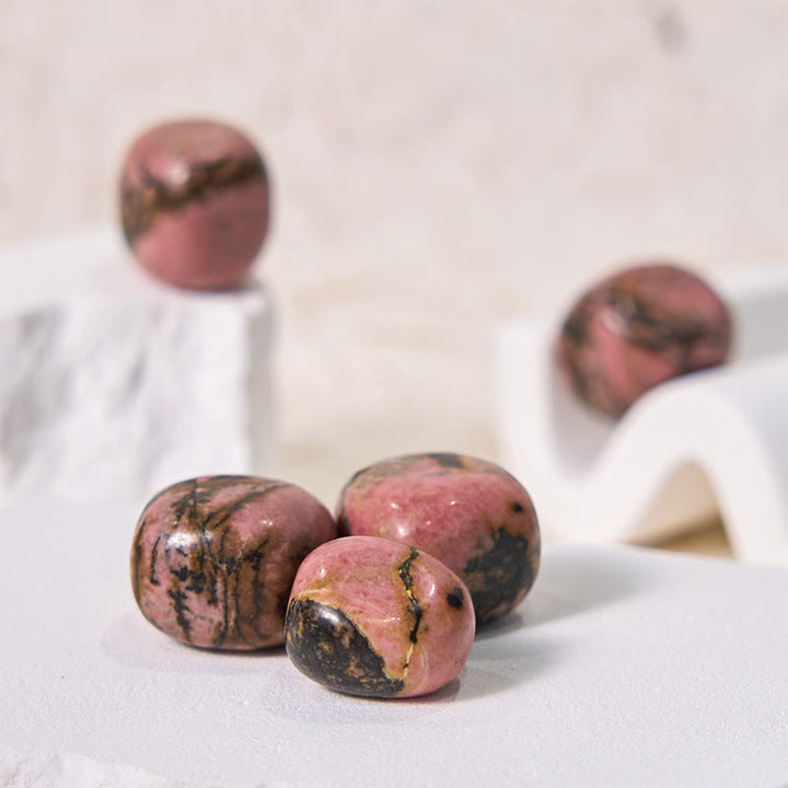 Pierre roulée en vrac de rhodonite irrégulière polie Olivenorma