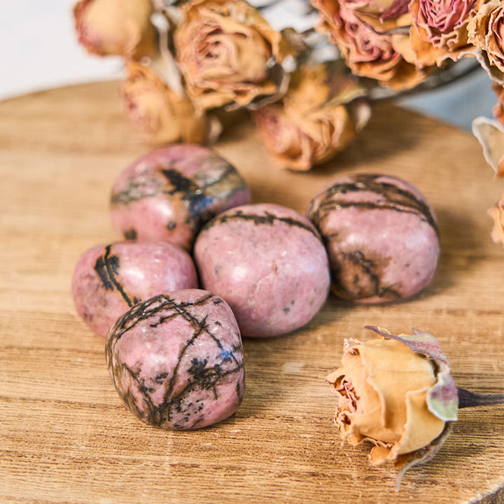 Pierre roulée en vrac de rhodonite irrégulière polie Olivenorma