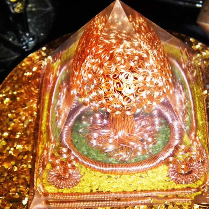 Pyramide d'orgone d'arbre de fil de cuivre de pierre de préhnite d'Olivenorma