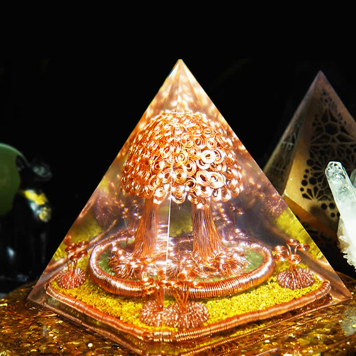 Pyramide d'orgone d'arbre de fil de cuivre de pierre de préhnite d'Olivenorma