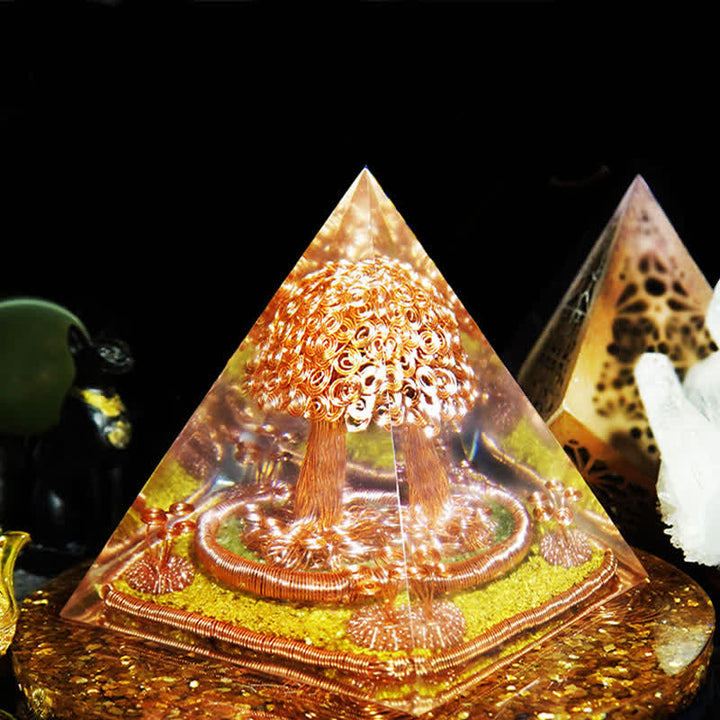 Pyramide d'orgone d'arbre de fil de cuivre de pierre de préhnite d'Olivenorma