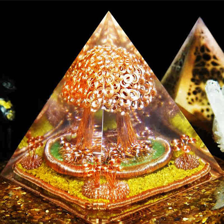 Pyramide d'orgone d'arbre de fil de cuivre de pierre de préhnite d'Olivenorma