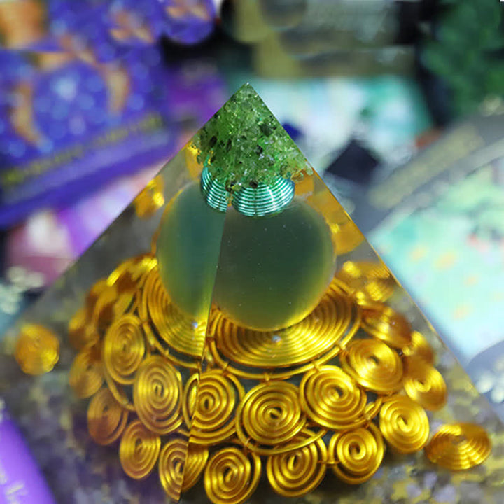 Pyramide d'orgone en pierre œil de chat verte Olivenorma 14 cm