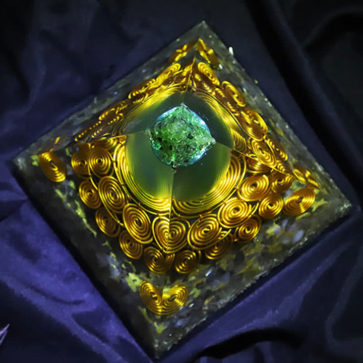 Pyramide d'orgone en pierre œil de chat verte Olivenorma 14 cm