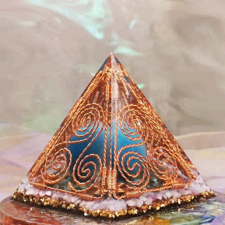 Pyramide d'orgone Triskelion enroulée en fil de cuivre Olivenorma