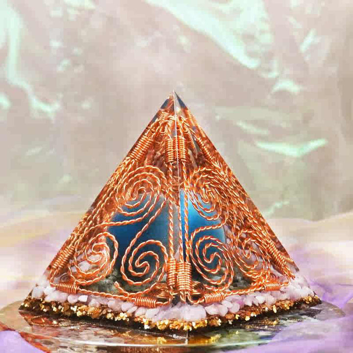 Pyramide d'orgone Triskelion enroulée en fil de cuivre Olivenorma