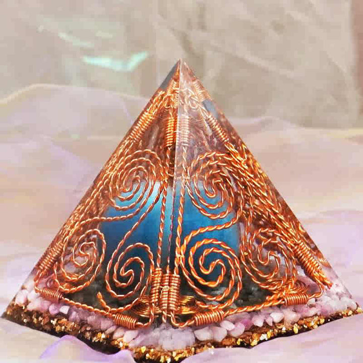 Pyramide d'orgone Triskelion enroulée en fil de cuivre Olivenorma
