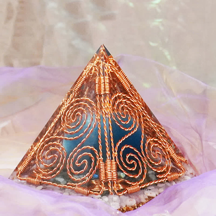 Pyramide d'orgone Triskelion enroulée en fil de cuivre Olivenorma