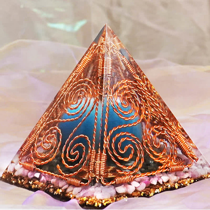 Pyramide d'orgone Triskelion enroulée en fil de cuivre Olivenorma