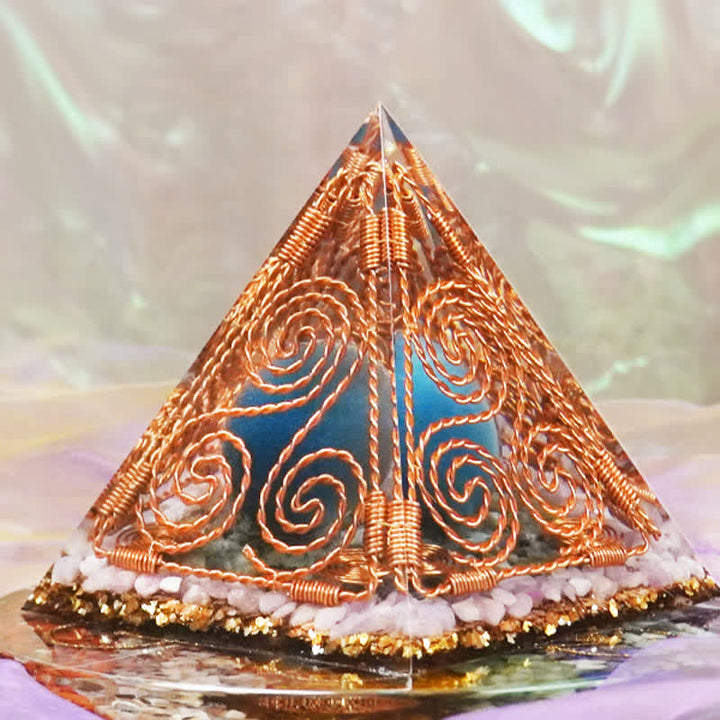 Pyramide d'orgone Triskelion enroulée en fil de cuivre Olivenorma