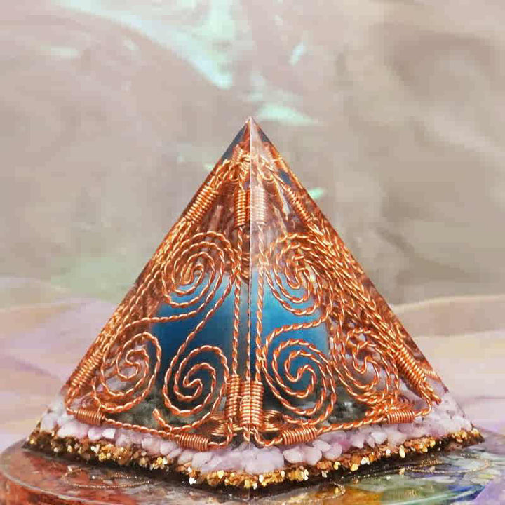Pyramide d'orgone Triskelion enroulée en fil de cuivre Olivenorma