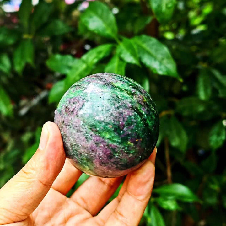 Sphère de cristal de rubis zoïsite naturel Olivenorma