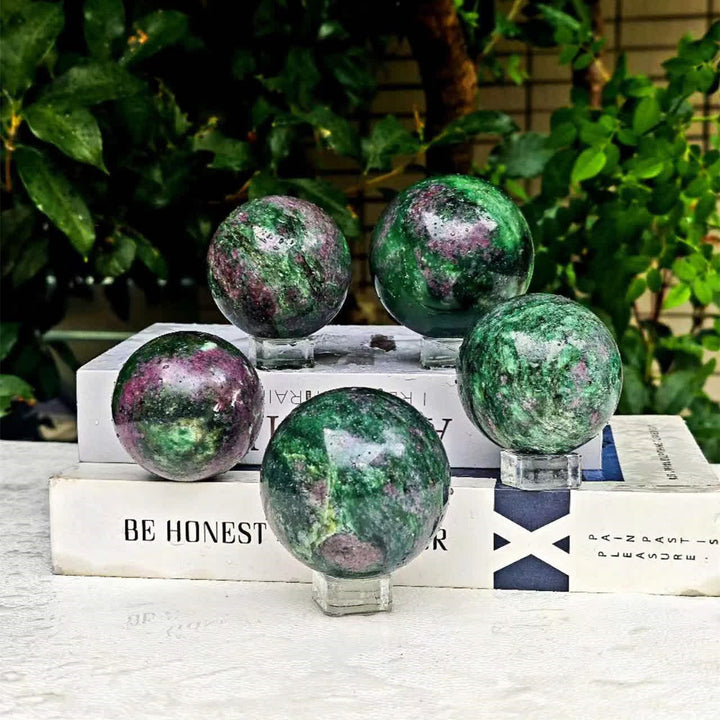 Sphère de cristal de rubis zoïsite naturel Olivenorma