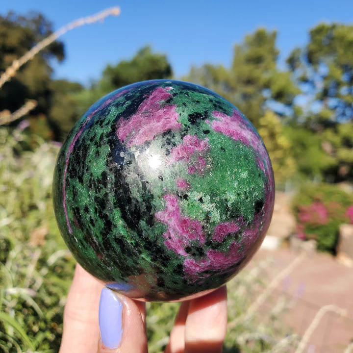 Sphère de cristal de rubis zoïsite naturel Olivenorma