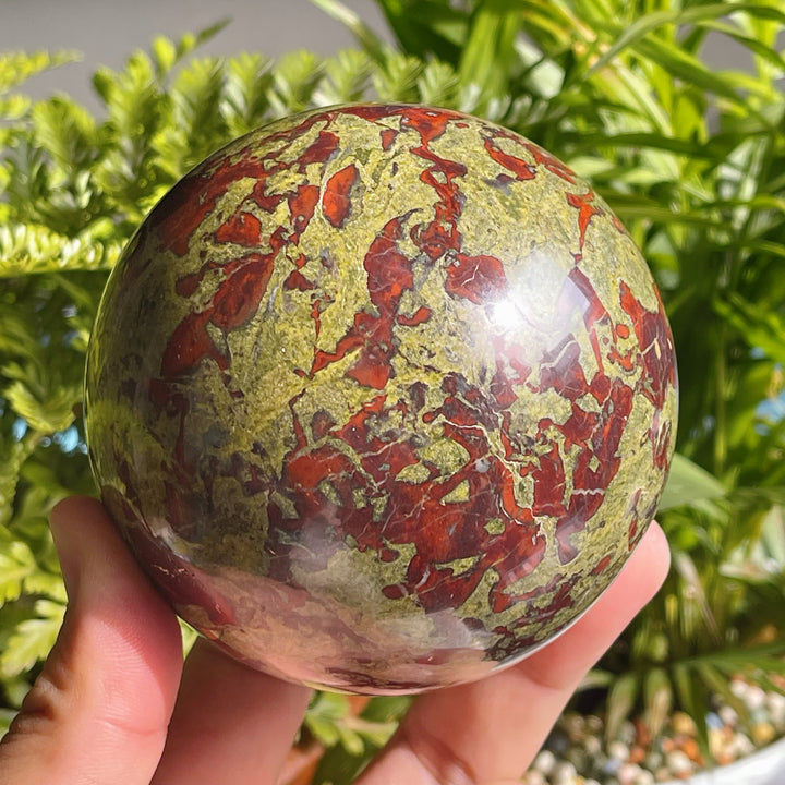 Sphère de cristal de pierre de sang de dragon naturel Olivenorma