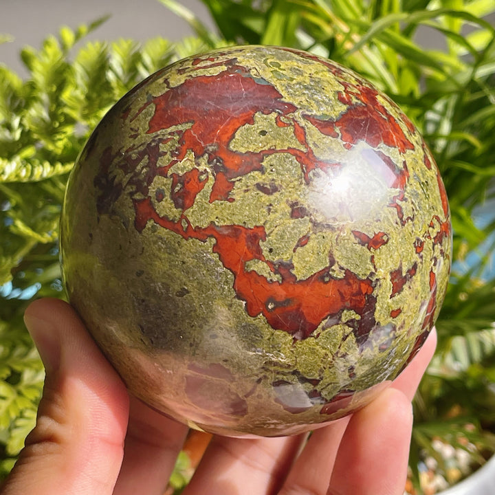 Sphère de cristal de pierre de sang de dragon naturel Olivenorma