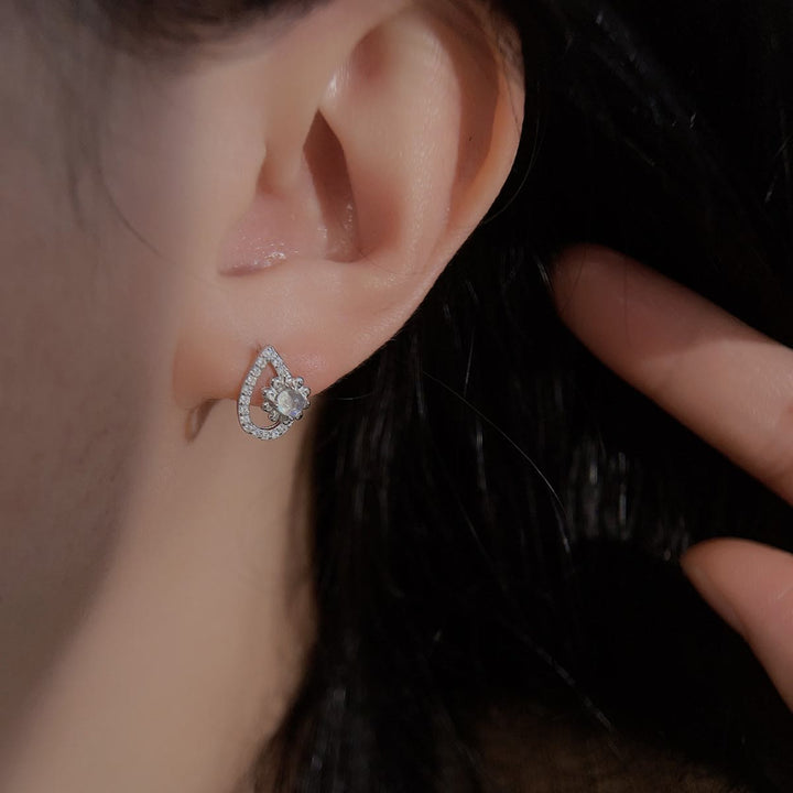 Boucles d'oreilles à tige rondes en pierre de lune en forme de goutte d'eau Olivenorma