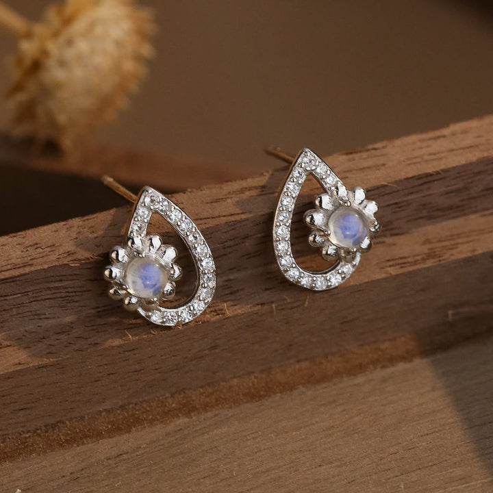 Boucles d'oreilles à tige rondes en pierre de lune en forme de goutte d'eau Olivenorma
