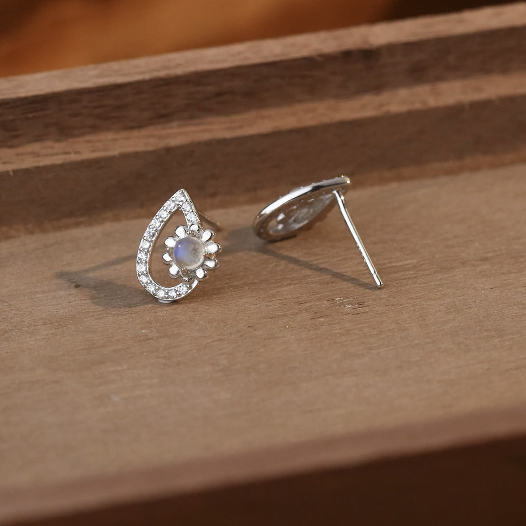Boucles d'oreilles à tige rondes en pierre de lune en forme de goutte d'eau Olivenorma