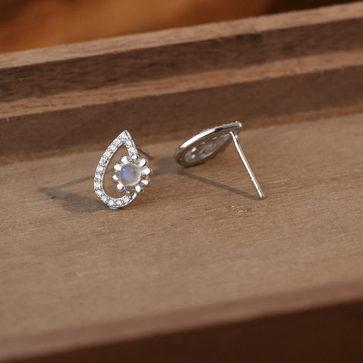 Boucles d'oreilles à tige rondes en pierre de lune en forme de goutte d'eau Olivenorma
