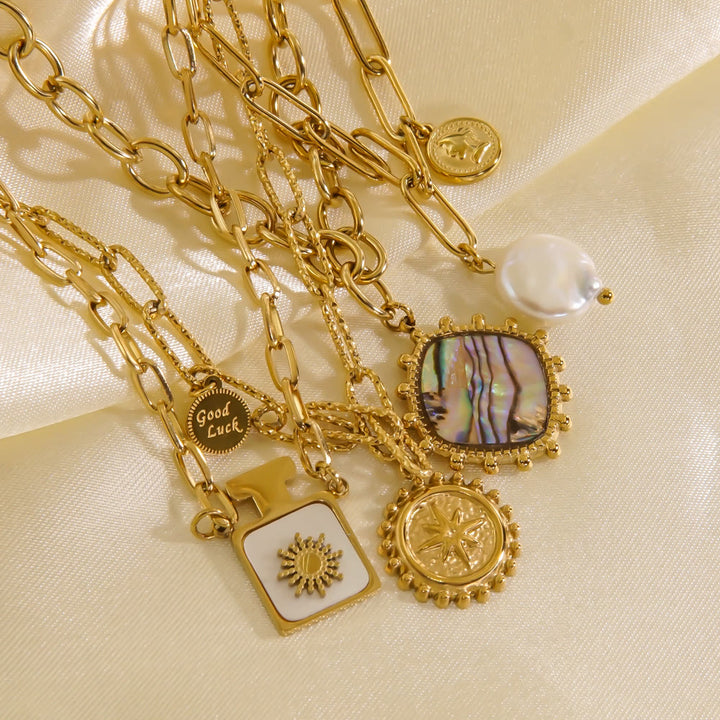 Collier avec pendentif en nacre naturelle de perles d'eau douce Olivenorma