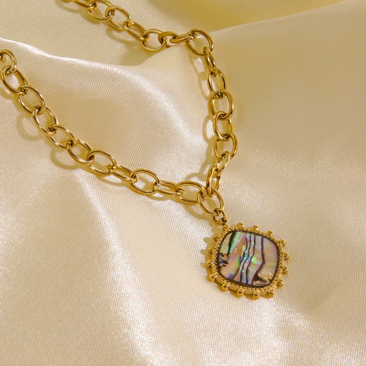 Collier avec pendentif en nacre naturelle de perles d'eau douce Olivenorma
