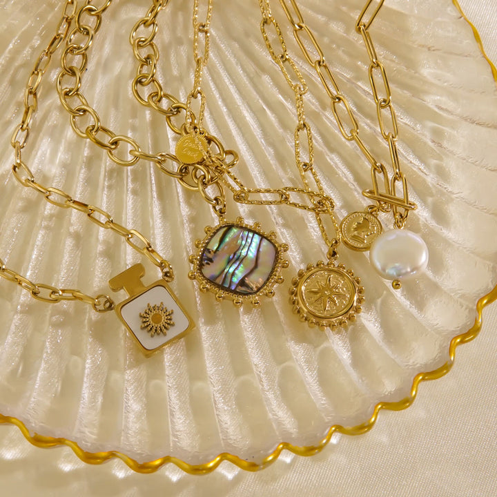 Collier avec pendentif en nacre naturelle de perles d'eau douce Olivenorma