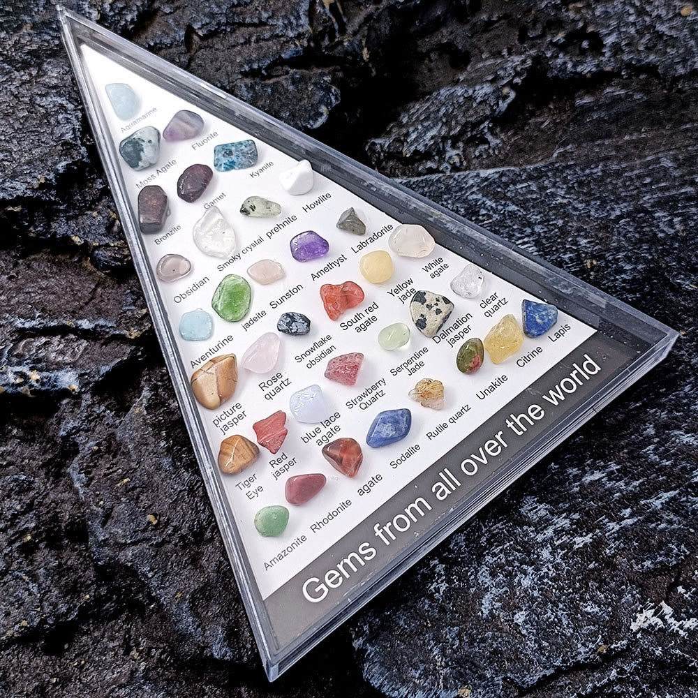 Ensemble de 36 spécimens minéraux triangulaires ornementaux Olivenorma