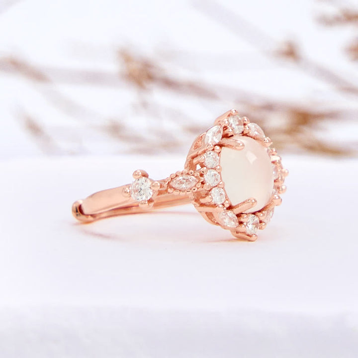 Bague ovale en calcédoine blanche et zircon blanc avec fleur Olivenorma