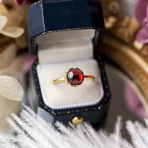 Bague rétro simple en pierre ronde avec grenat Olivenorma