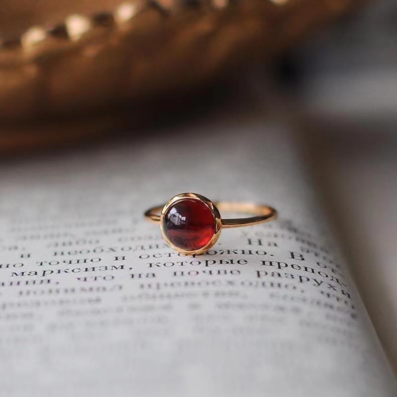 Bague rétro simple en pierre ronde avec grenat Olivenorma
