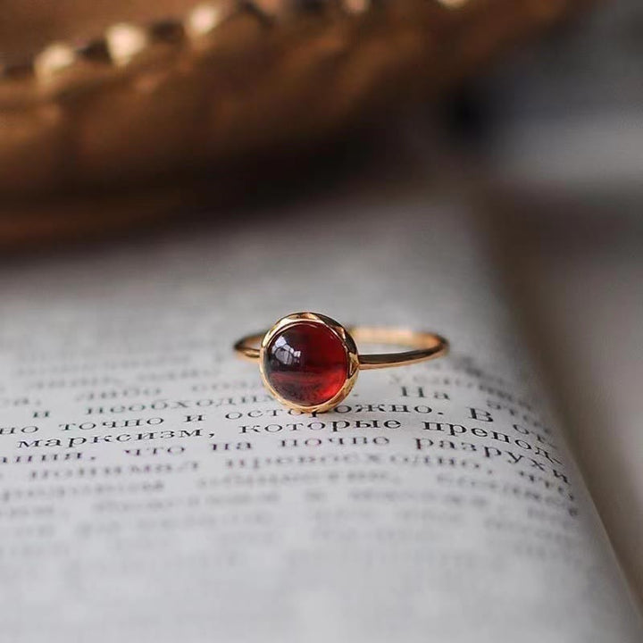 Bague rétro simple en pierre ronde avec grenat Olivenorma