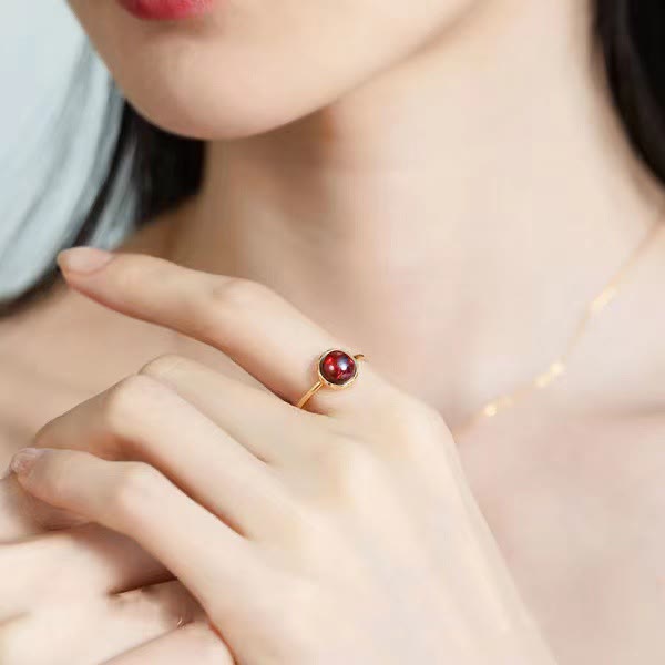 Bague rétro simple en pierre ronde avec grenat Olivenorma