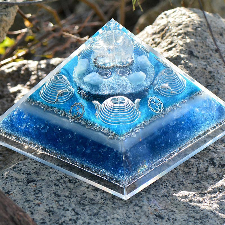 Pyramide d'orgone en cristal clair aigue-marine Olivenorma « Atlantis »
