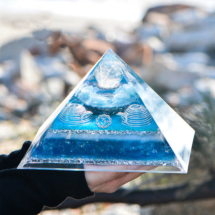Pyramide d'orgone en cristal clair aigue-marine Olivenorma « Atlantis »