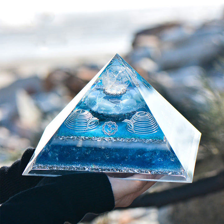 Pyramide d'orgone en cristal clair aigue-marine Olivenorma « Atlantis »