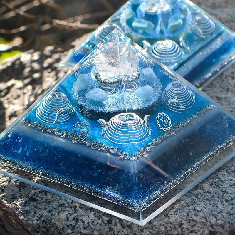 Pyramide d'orgone en cristal clair aigue-marine Olivenorma « Atlantis »