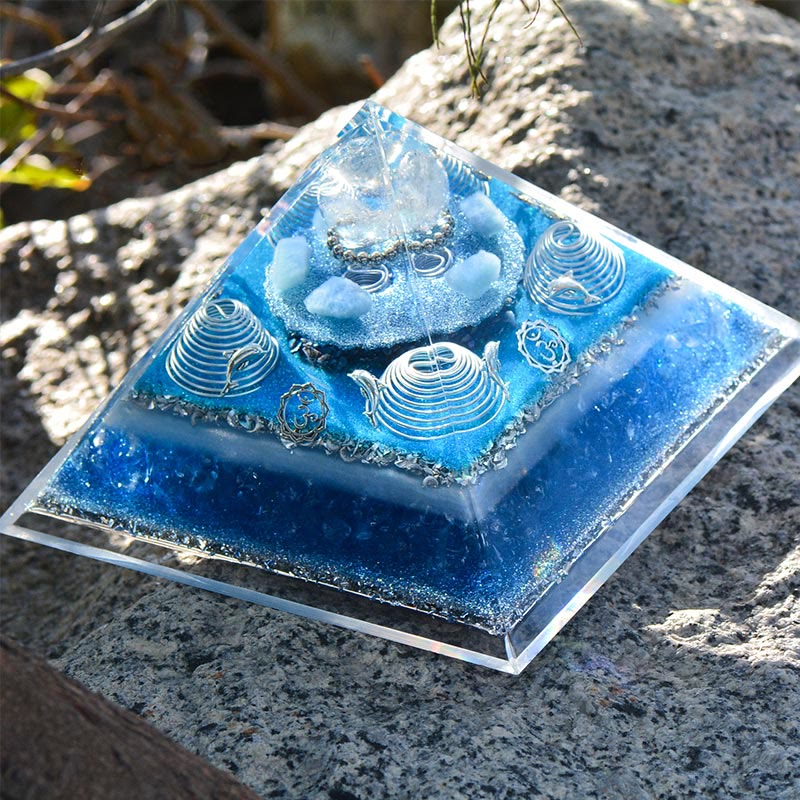 Pyramide d'orgone en cristal clair aigue-marine Olivenorma « Atlantis »
